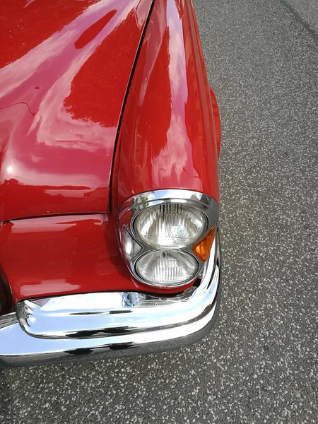 停在室外的一辆老式红色轿车的垂直镜头 — 图库照片