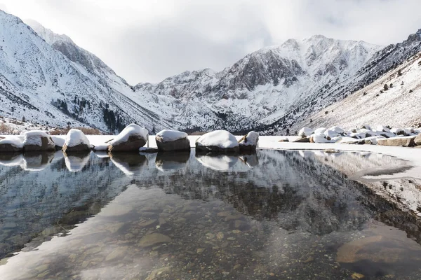 Egy Gyönyörű Kép Egy Havas Hegyi Táj Közelében Convict Lake — Stock Fotó