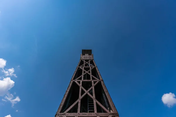 Nízký Úhel Záběru Rekonstruované Prastaré Dřevěné Věže Používané Při Útoku — Stock fotografie