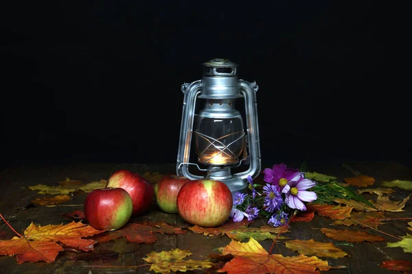 Eine Petroleumlampe Umgeben Von Herbstblättern Blumen Und Roten Äpfeln Herbstkonzept — Stockfoto