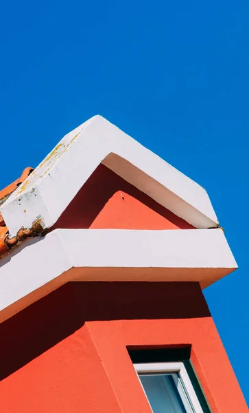 Eine Fassade Aus Rotem Stein Mit Einer Weißen Dacheindeckung Die — Stockfoto