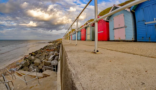 Een Rij Kleurrijke Strandhutten Aan Kust Van Cromer Norfolk Coast — Stockfoto