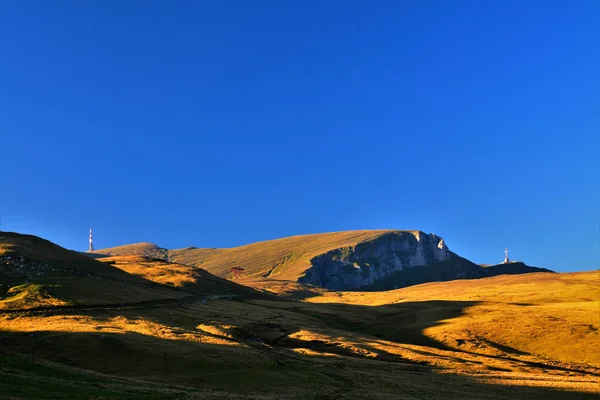 Landskapet Stenig Kulle Och Ett Gult Utrymme Bucegi Bergen Rumänien — Stockfoto