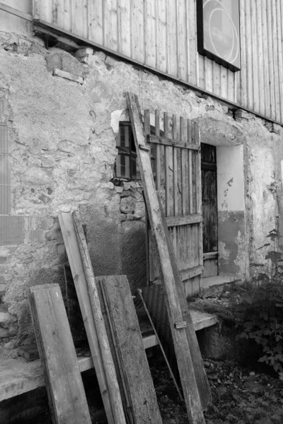 田舎の高齢者の建物にもたれている木製の板の灰色のショット — ストック写真