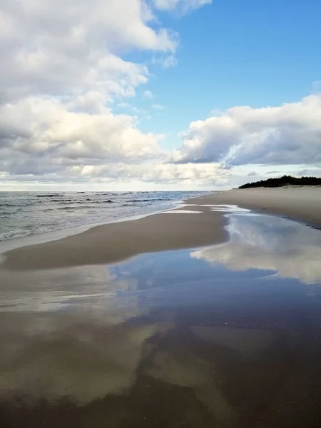 Uma Vista Hipnotizante Uma Bela Paisagem Marinha Sob Céu Nublado — Fotografia de Stock