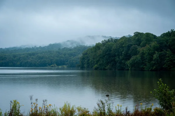 Una Nebbia Mattutina Sopra Montagne Intorno Lago Con Una Superficie — Foto Stock