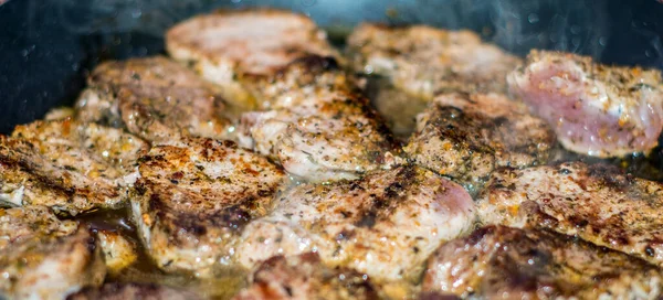 鍋でロースト肉を調理するクローズアップショット — ストック写真