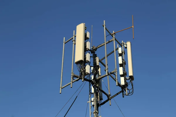 Sistema Antena Para Telecomunicação Contra Céu Azul — Fotografia de Stock