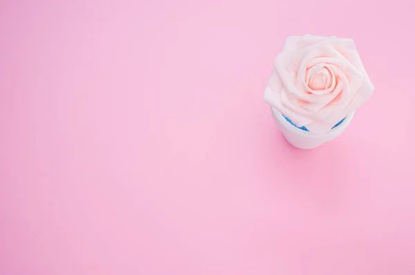 Een Bovenaanzicht Van Kunstmatige Decoratieve Roze Roos Een Pot Het — Stockfoto