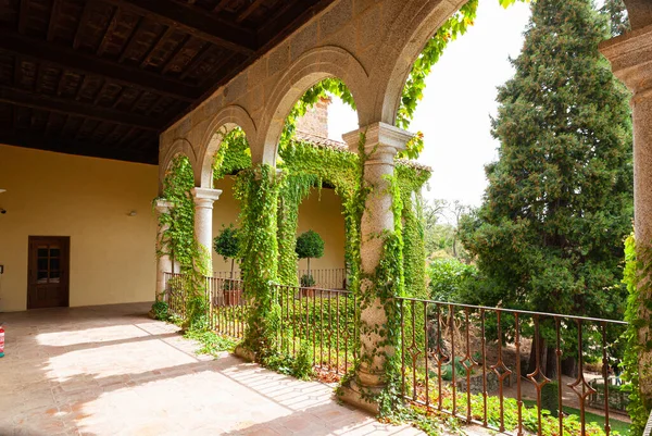 Зал Монастыря Юсте Колоннами Украшенными Ползающими Растениями Испании — стоковое фото