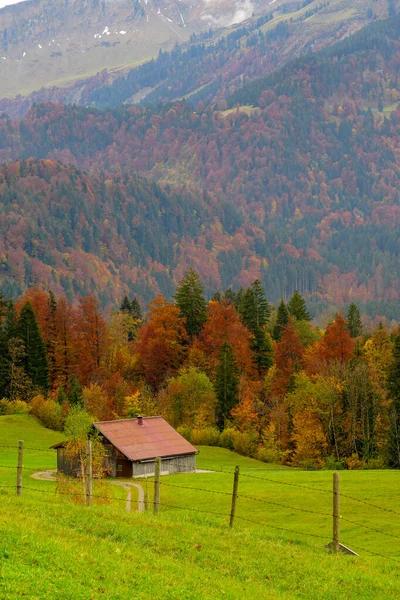 Gyönyörű Kilátás Nyílik Egy Őszi Táj Egy Kis Parasztház Oberstdorf — Stock Fotó