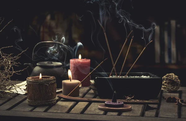 Ein Rustikales Duftset Aus Holz Mit Stöcken Und Kerzen — Stockfoto