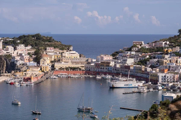 Italia Septiembre 2020 Puerto Marítimo Isla Ponza Con Casas Coloridas — Foto de Stock