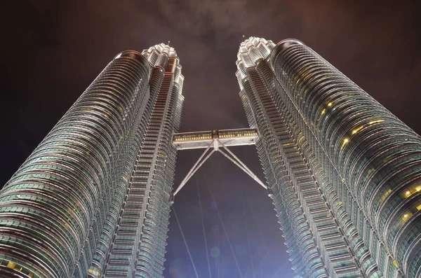 马来西亚吉隆坡Petronas Twin Towers的一张漂亮的低角度照片 — 图库照片