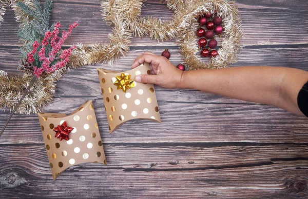 Una Posa Piatta Scatole Natale Sfondo Legno — Foto Stock