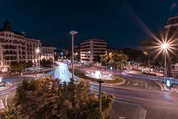 Een Prachtig Uitzicht Stralende Lange Blootstelling Van Auto Weg Nachts — Stockfoto