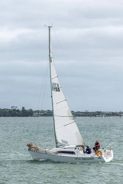 オークランド ニュージーランド 2019年10月20日 玉置川での小型ヨットセーリングの眺め — ストック写真