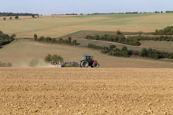 Een Tractor Landbouwwerkzaamheden Het Veld Het Najaar — Stockfoto
