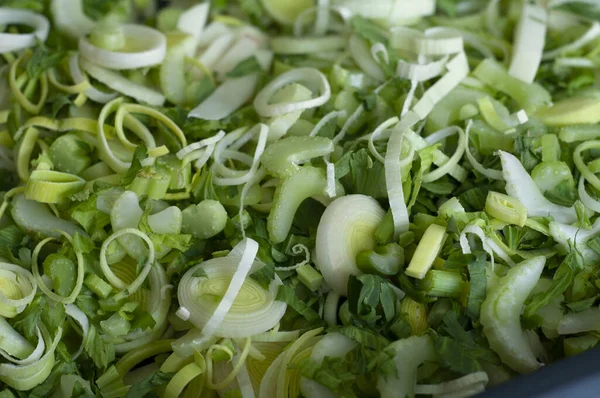 Eine Nahaufnahme Von Geschnittenen Zwiebeln Gemischt Mit Kräutern — Stockfoto