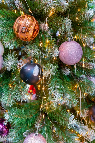 Gros Plan Décorations Noël Sur Les Branches Une Épinette Verte — Photo