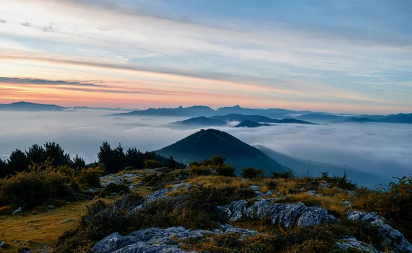 Une Belle Vue Aérienne Des Sommets Montagne Dessus Des Nuages — Photo