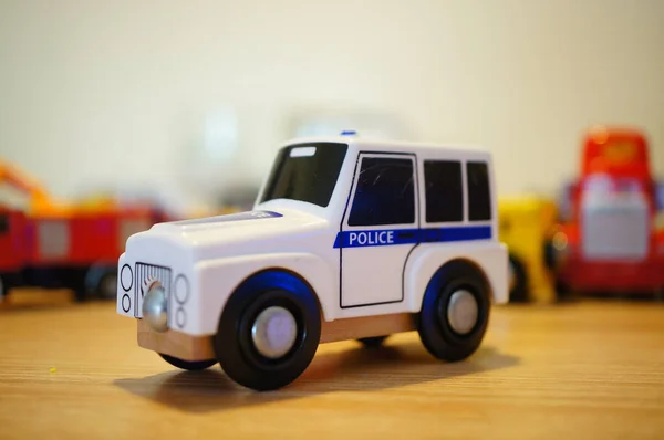 Egy Rendőrségi Autós Játék Közelsége Más Játékok Mellett Homályos Háttérrel — Stock Fotó