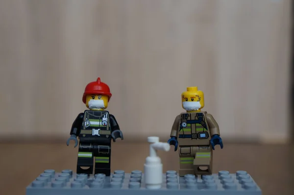 床の上の消防士のプラスチック人形 — ストック写真