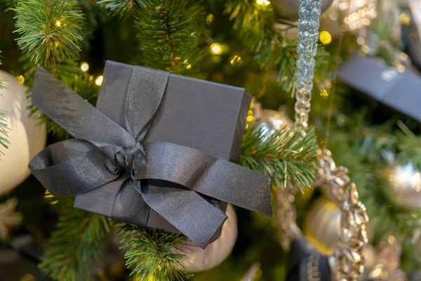 Una Caja Regalo Gris Abeto Navidad Decorado —  Fotos de Stock