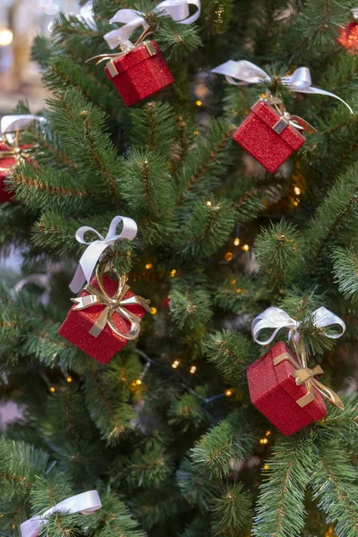 Abeto Navidad Con Decoraciones Pequeñas Cajas Regalo Rojas Colgadas Árbol —  Fotos de Stock