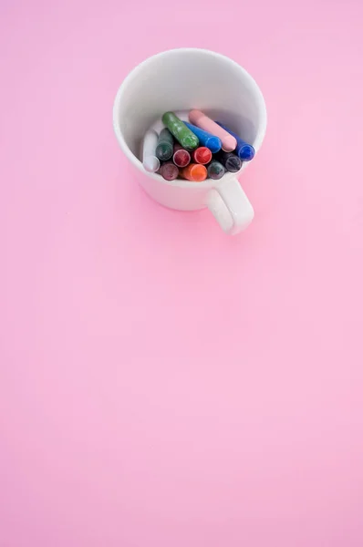 Una Vista Superior Los Coloridos Lápices Colores Taza Superficie Rosa —  Fotos de Stock