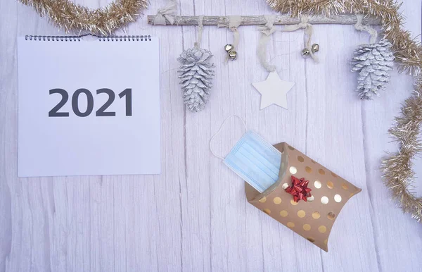 Een Platte Lay Out Van 2021 Kerst Decoraties Gezichtsmasker — Stockfoto