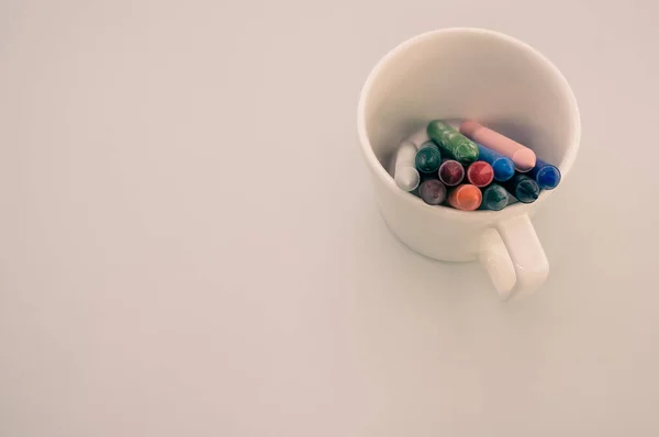 Una Vista Superior Los Lápices Colores Taza Superficie Gris Espacio —  Fotos de Stock