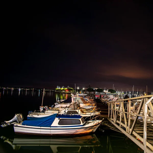 Una Fila Barche Pesca Vicino Molo Notte — Foto Stock