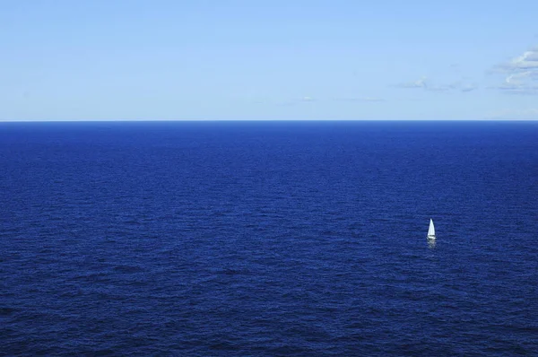 Voilier Blanc Dans Une Mer Bleue Calme — Photo