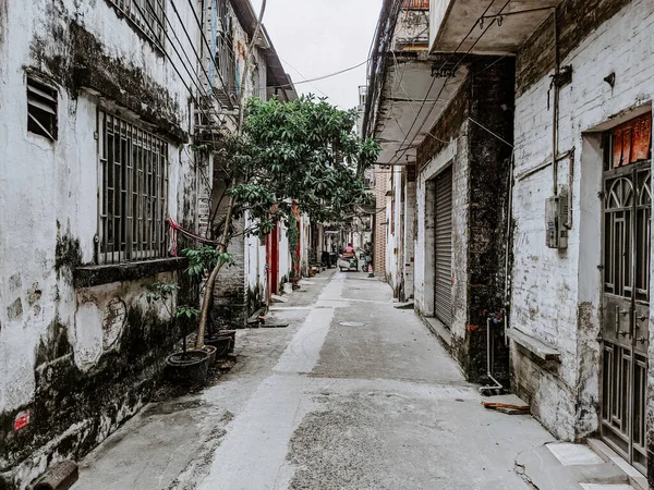 Close Uma Antiga Habitação Urbana Com Uma Rua Estreita — Fotografia de Stock