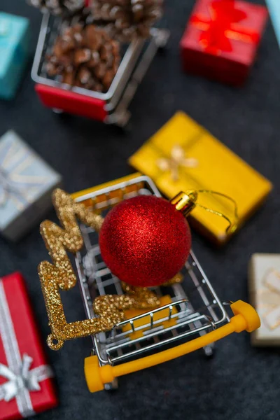 Высокоугольный Снимок Рождественских Игрушек Подарков Тёмном Фоне — стоковое фото