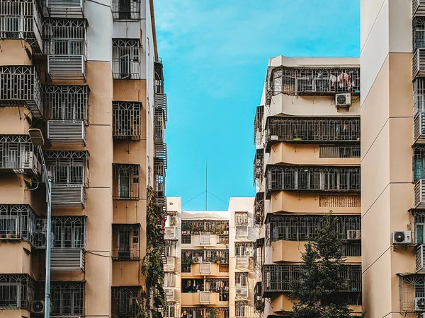 Gros Plan Bâtiments Résidentiels Urbains Plusieurs Étages Avec Des Fenêtres — Photo