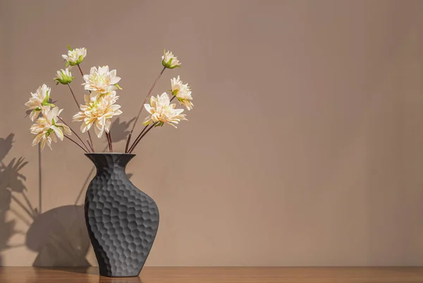Bouquet Fleurs Blanches Jaunes Dresse Dans Vase Noir Sur Fond — Photo