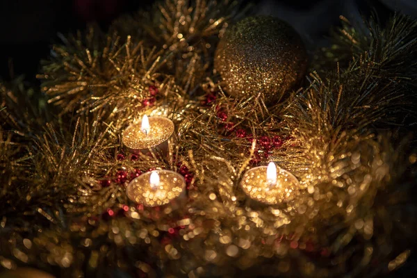 Une Décoration Noël Avec Des Bougies Dorées — Photo