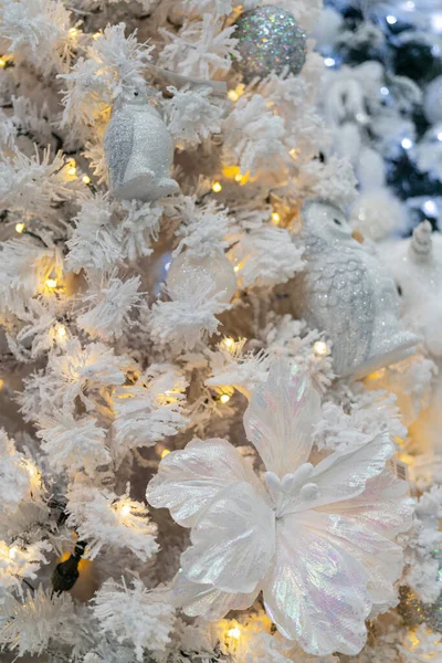Een Closeup Van Witte Sparren Takken Versierd Met Verlichting Kerst — Stockfoto