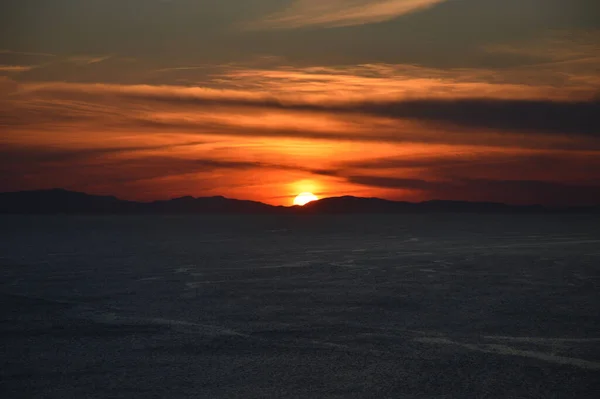 Uma Paisagem Mar Sob Céu Nublado Durante Pôr Sol Tirar — Fotografia de Stock