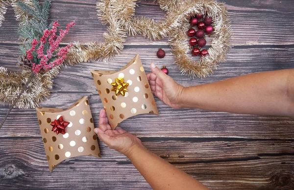 Una Posa Piatta Scatole Natale Sfondo Legno — Foto Stock