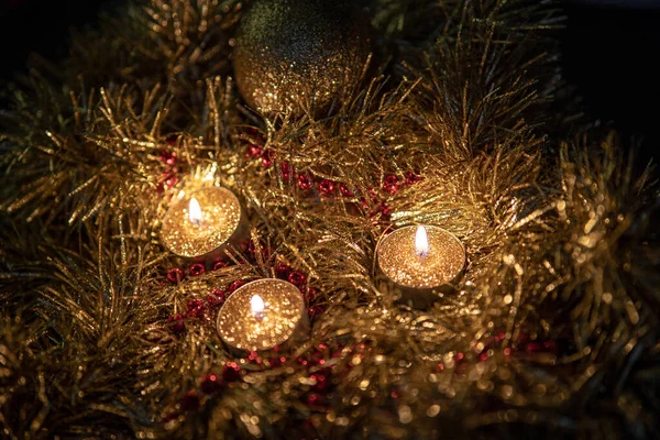 Een Kerst Decoratie Met Gouden Kaarsen — Stockfoto