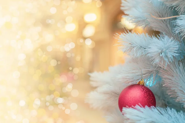 Une Boule Lumineuse Sur Sapin Noël Blanc Fond Effet Bokeh — Photo