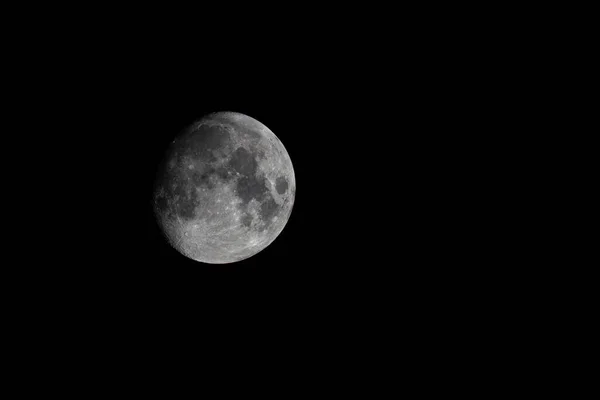 在黑色背景上与月亮隔离的特写镜头 — 图库照片