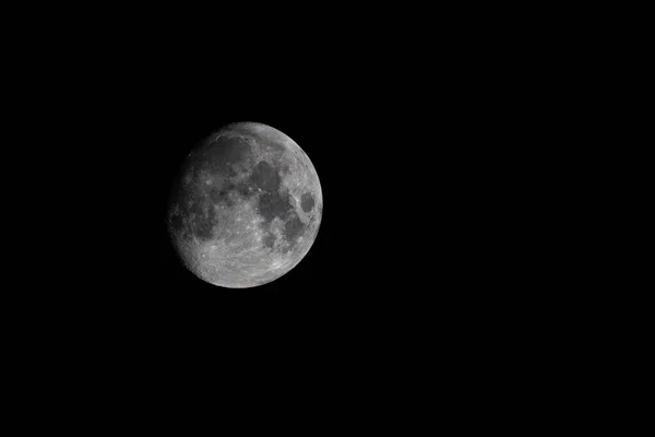 Close Uma Lua Isolada Fundo Preto — Fotografia de Stock