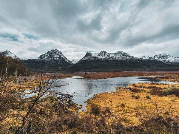 Ein Malerischer Blick Auf Eine Berglandschaft Mit Einem Kleinen See — Stockfoto