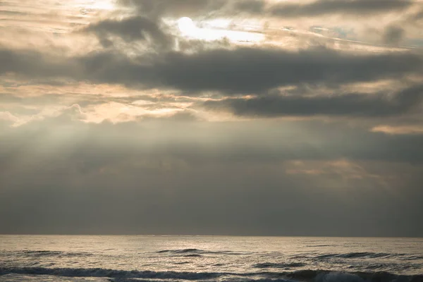 Морской Пейзаж Облачным Небом Солнечным Светом Идеально Подходит Обоев — стоковое фото