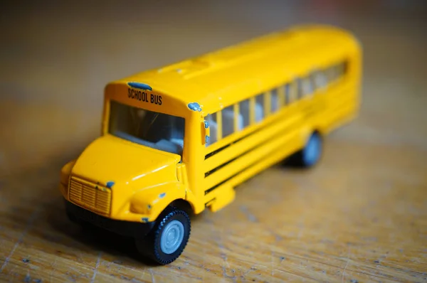 Poznan Polen Okt 2020 Gele Siku Klassieke Speelgoedschoolbus Een Houten — Stockfoto