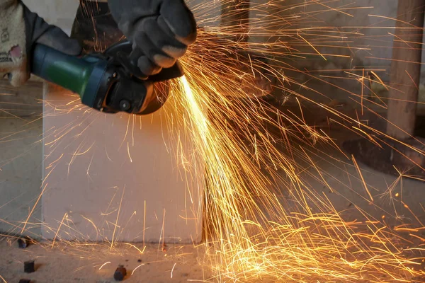 Homem Com Moedor Trabalhar Num Pedaço Aço — Fotografia de Stock